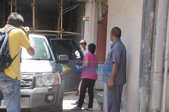 huma qureshi spotted at a clinic 005 4
