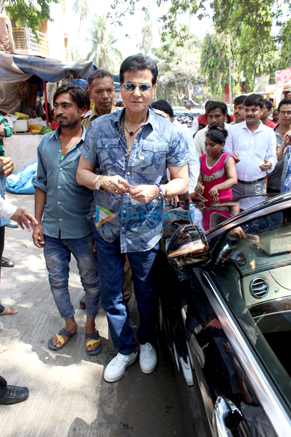 jeetendra spotted at a temple in juhu 2