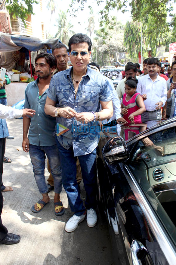 jeetendra spotted at a temple in juhu 3