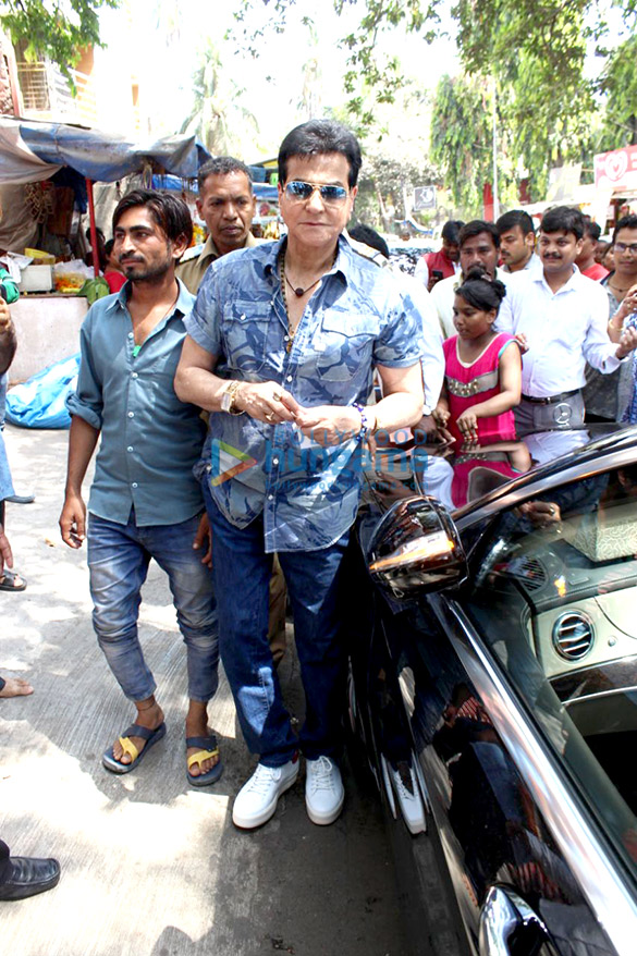 jeetendra spotted at a temple in juhu 4