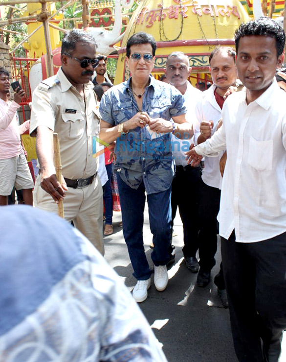 jeetendra spotted at a temple in juhu 5