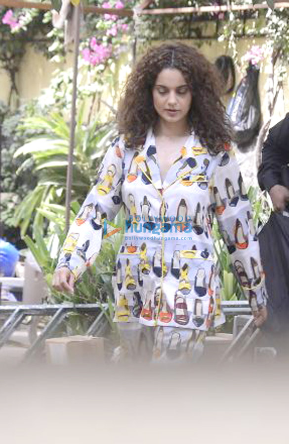 kangana ranaut and amyra dastur spotted on location in bandra 3