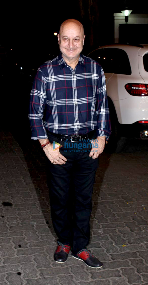 karan johar jacqueline fernandez arjun kapoor and others spotted at sonam kapoors house in juhu 0 3