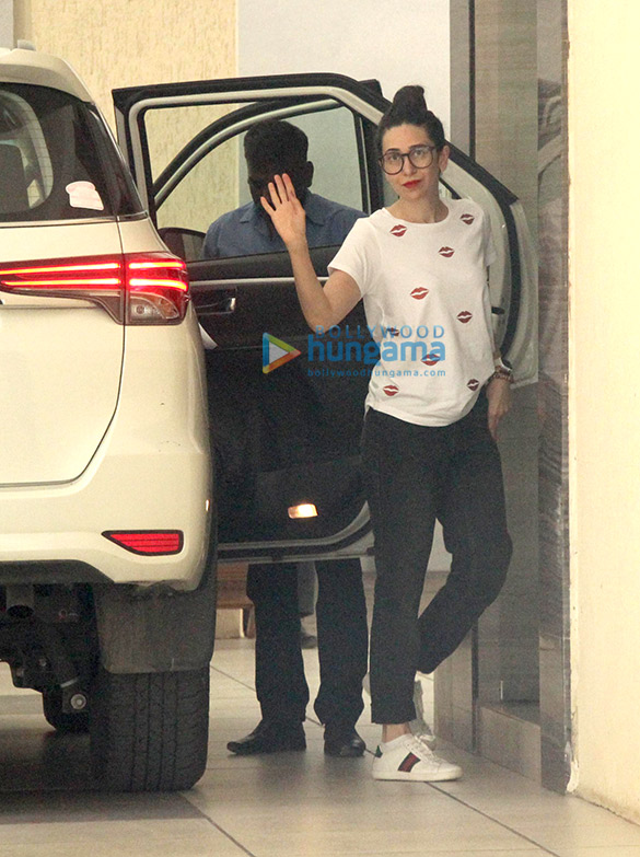 kareena kapoor khan and karisma kapoor spotted at babita kapoors home 2