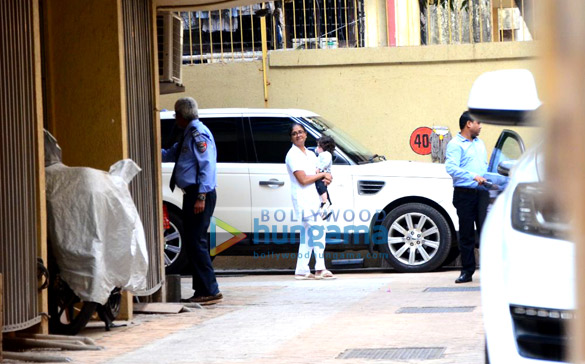 kareena kapoor khan and taimur ali khan snapped at karisma kapoors house in bandra 3