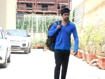 Kareena Kapoor Khan and others snapped outside the gym (4)