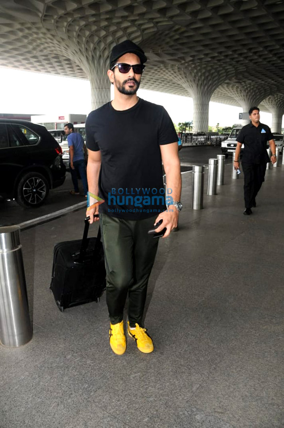 karisma kapoor taapsee pannu khushi kapoor angad bedi and others snapped at the airport 6