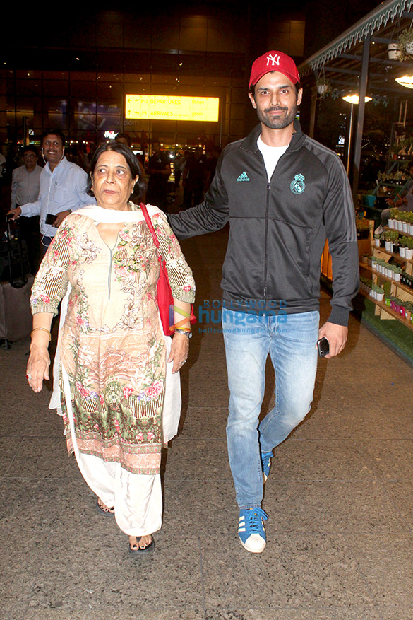kriti sanon and ameet m gaurr snapped at the airport 2