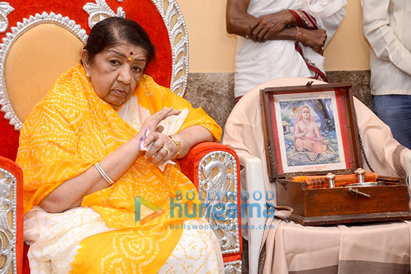 Lata Mangeshkar receives Swara Mauli Puraskar Lata Mangeshkar receives Swara Mauli Puraskar