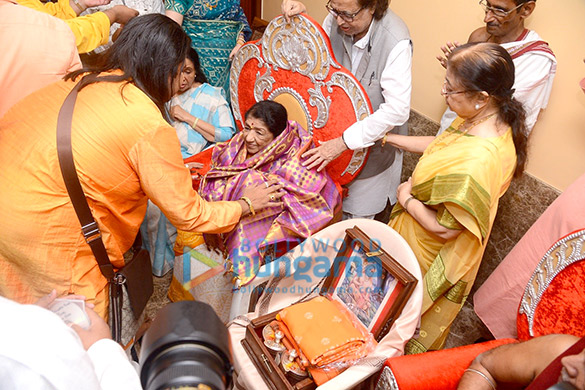 lata mangeshkar receives swara mauli puraskar 4