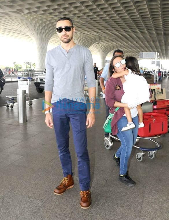 malaika ishita raj ayushmann and others snapped at the airport 5
