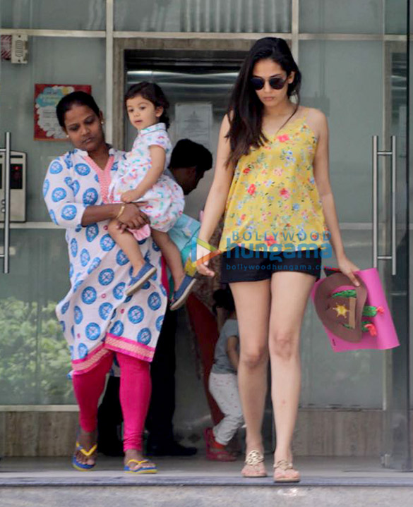 mira rajput snapped at mishas school 4