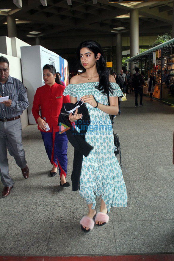 pooja bhatt and khushi kapoor snapped at the airport 1