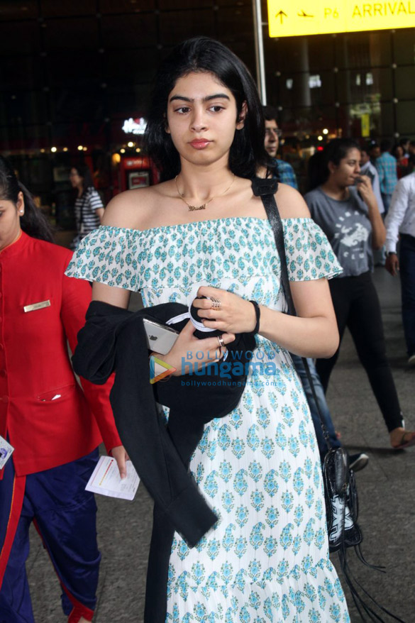 pooja bhatt and khushi kapoor snapped at the airport 2