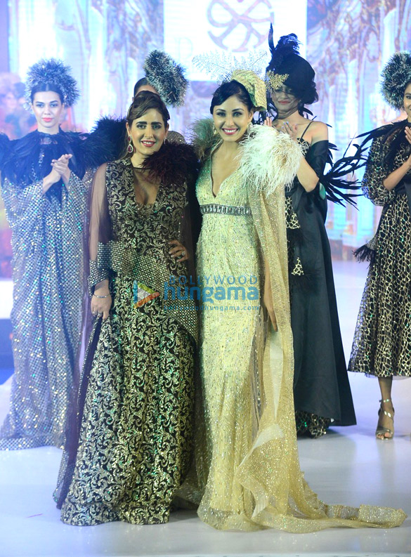 pooja chopra walks the ramp for pria kataria puris fashion show 5