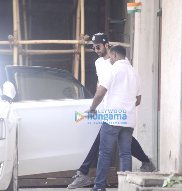 ranbir kapoor spotted at a clinic in bandra 2 3