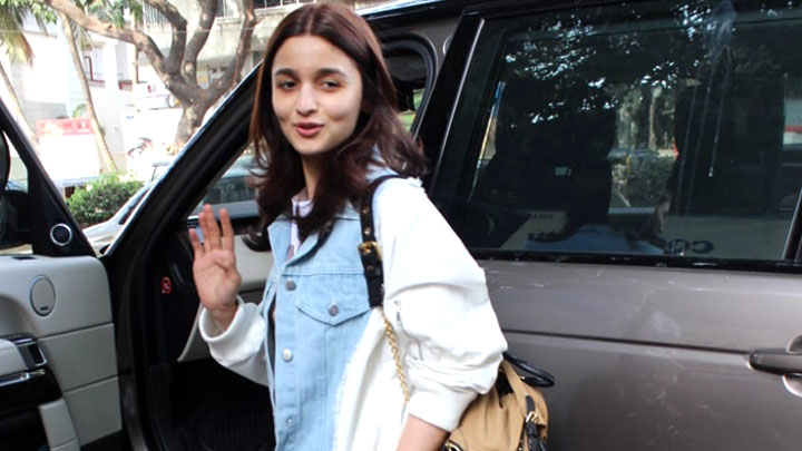 SPOTTED: Charming Alia Bhatt @Chroma Store in Mumbai SPOTTED: Charming Alia Bhatt @Chroma Store in Mumbai