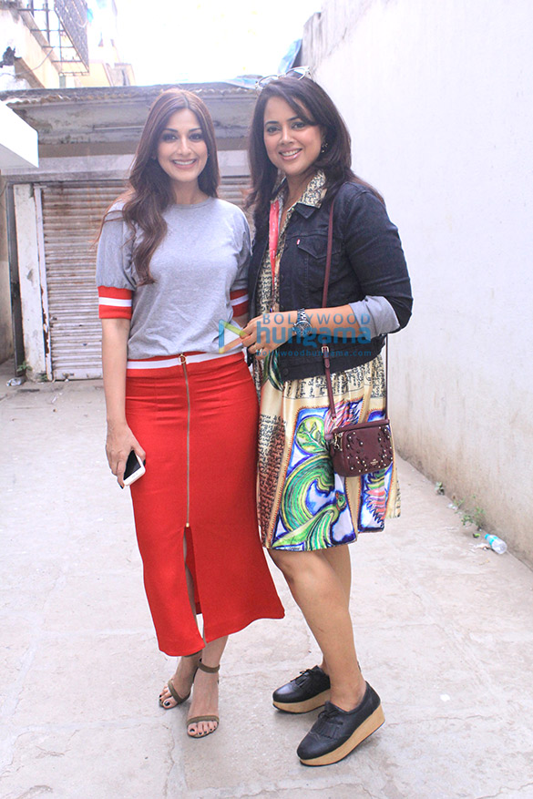 sameera reddy and sonali bendre snapped at a jewellery shop in bandra 1