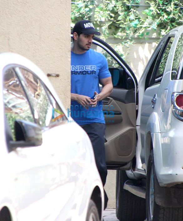 shahid kapoor sooraj pancholi and nidhhi agerwal snapped at the gym 3