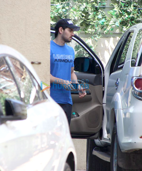 shahid kapoor sooraj pancholi and nidhhi agerwal snapped at the gym 6