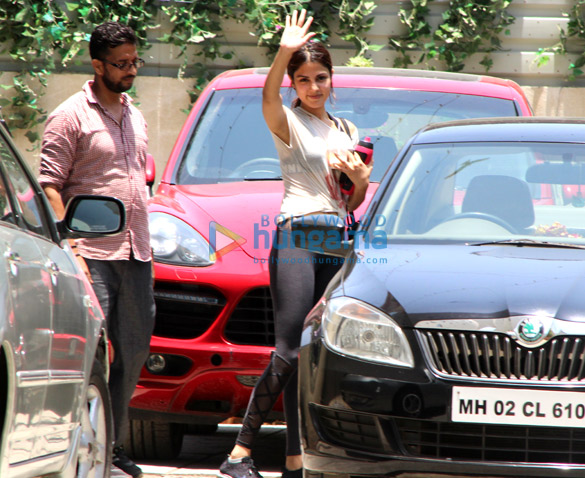 shahid kapoor and rhea chakraborty spotted at gym in bandra 2