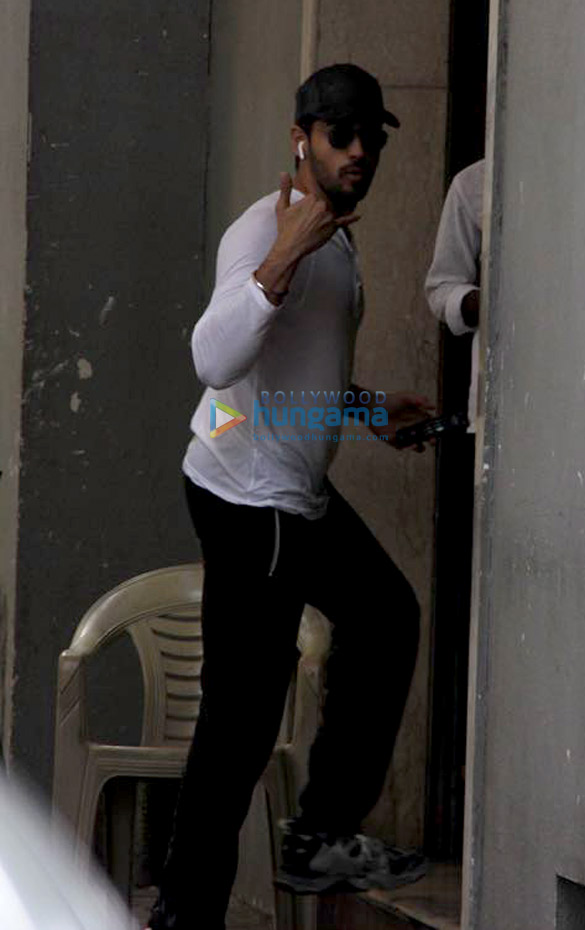 sidharth malhotra snapped in khar 4
