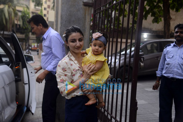 soha ali khan snapped with her daughter inaya in bandra 4