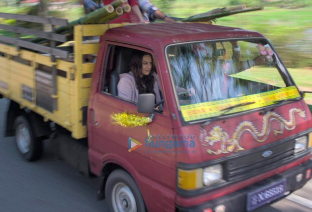 Sonakshi Sinha takes us by SURPRISE as she drives a heavy mini truck in Happy Phir Bhaag Jayegi!