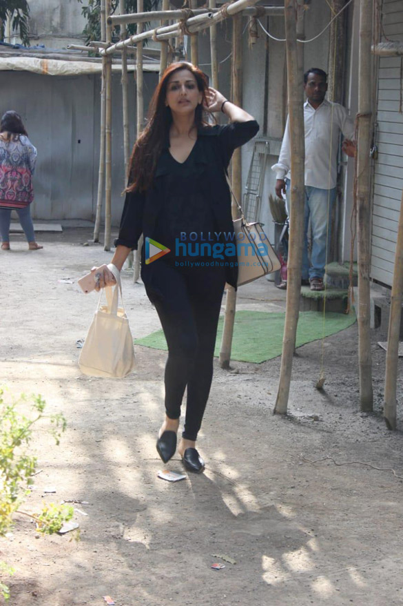 sonali bendre spotted at kromakay salon in juhu 4 2