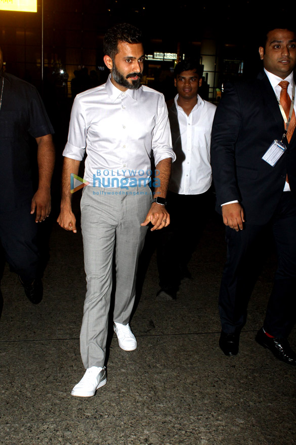 sonam kapoor ahuja anand ahuja janhvi kapoor and boney kapoor snapped at the airport 3