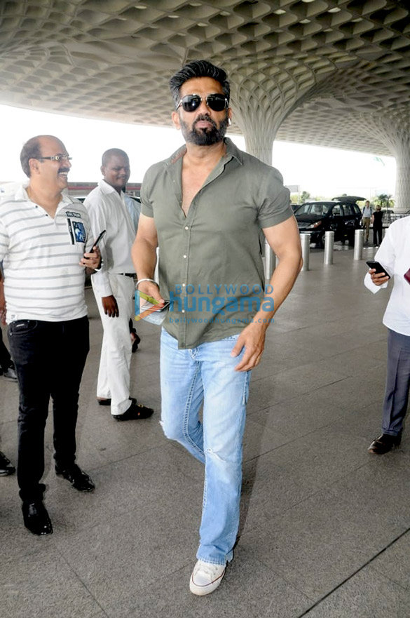 suniel shetty and raveena tondon snapped at the airport 1