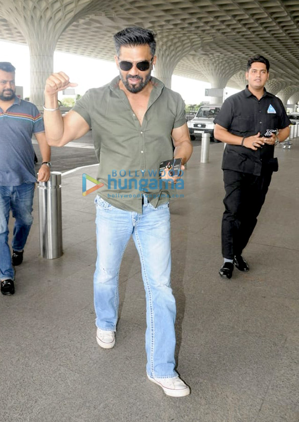 suniel shetty and raveena tondon snapped at the airport 5