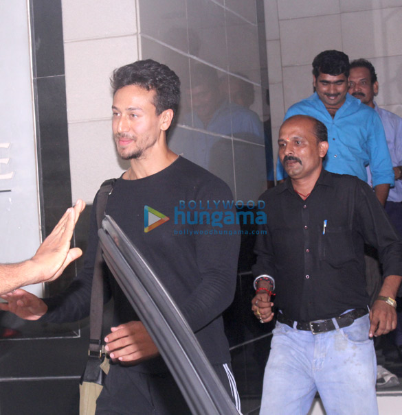 tiger shroff snapped outside a clinic in bandra 2
