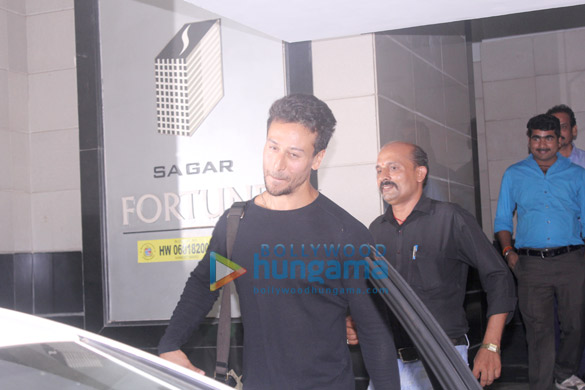 tiger shroff snapped outside a clinic in bandra 3