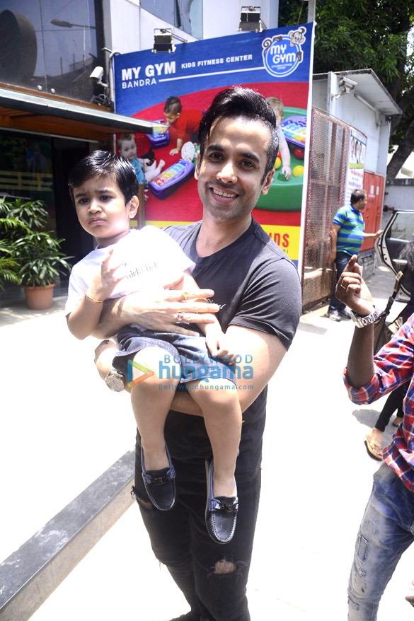 tusshar kapoor snapped with his son laksshya outside the gym in bandra 3
