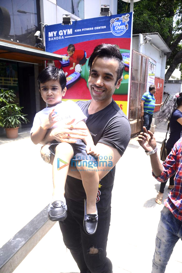 tusshar kapoor snapped with his son laksshya outside the gym in bandra 4