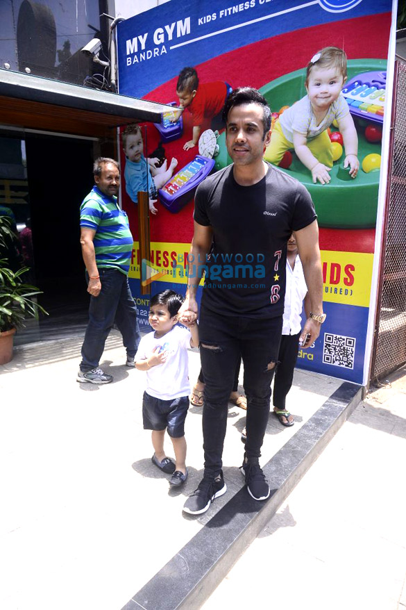 tusshar kapoor snapped with his son laksshya outside the gym in bandra 5