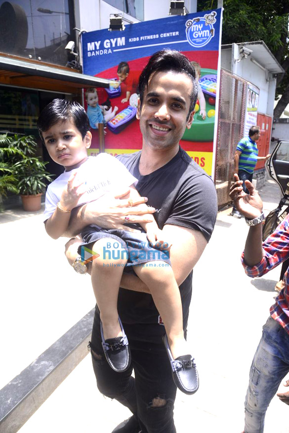 tusshar kapoor snapped with his son laksshya outside the gym in bandra 6