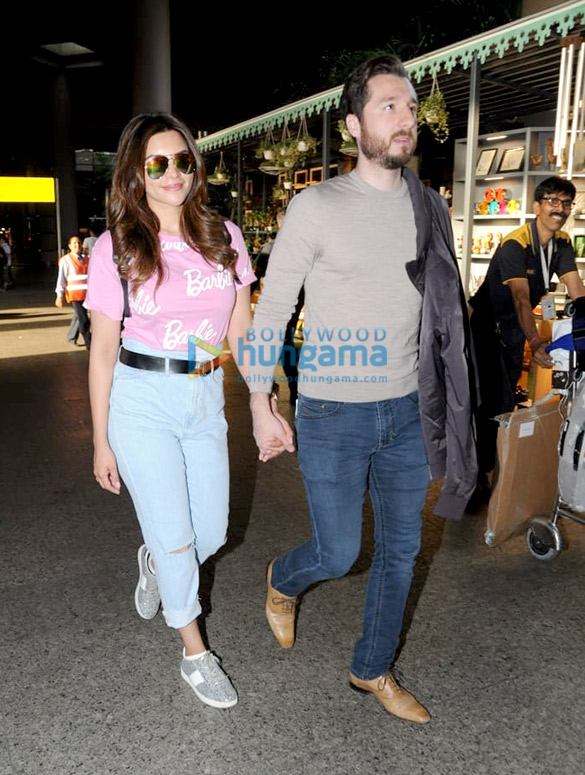 vaani kapoor karisma kapoor and others snapped at the airport 4