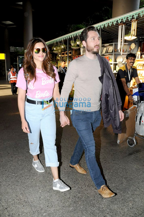 vaani kapoor karisma kapoor and others snapped at the airport 7