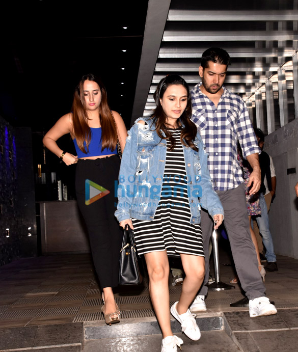 varun dhawan snapped with family for dinner 2