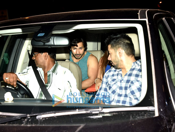 varun dhawan snapped with family for dinner 4