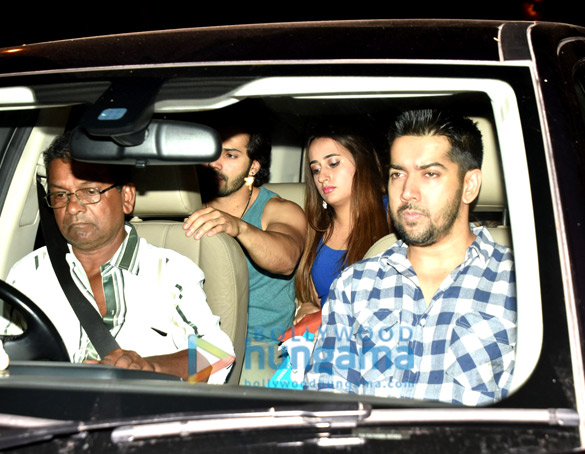 varun dhawan snapped with family for dinner 5