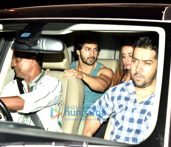 varun dhawan snapped with family for dinner 6