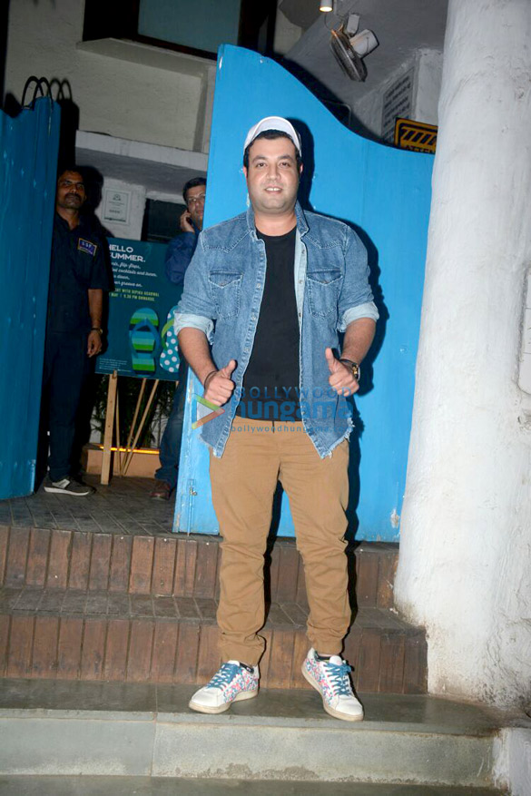 varun sharma snapped at olive in bandra 3
