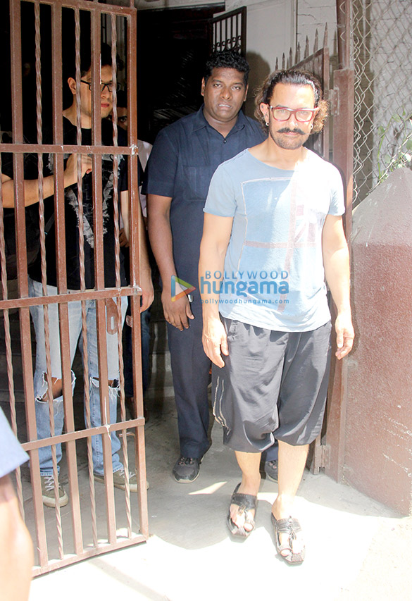 Aamir Khan spotted at Shankar Mahadevan’s studio in Bandra Aamir Khan spotted at Shankar Mahadevan’s studio in Bandra