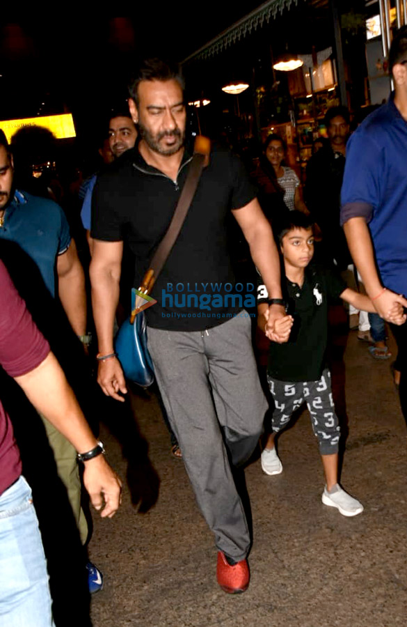 ajay devgn snapped at the airport 5 2