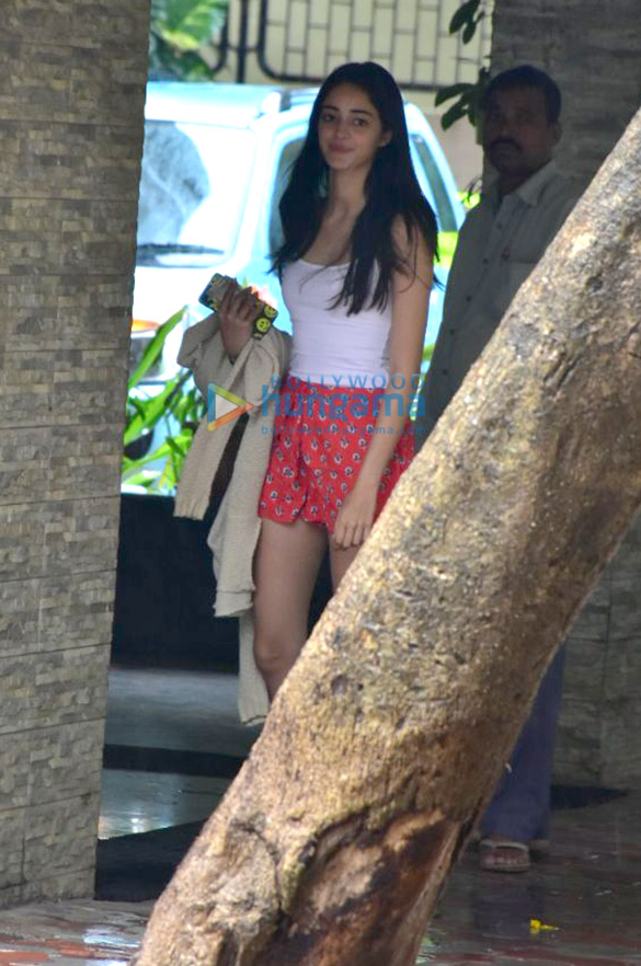 ananya pandey snapped at the gym in bandra 5