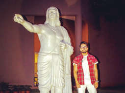 Ayushmann Khurrana poses with the ONLY Aryabhatta statue in the world [see pics]