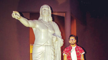 Ayushmann Khurrana poses with the ONLY Aryabhatta statue in the world [see pics]